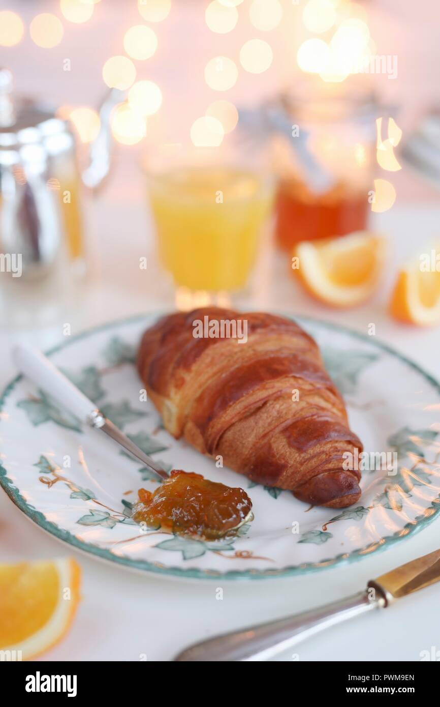 Un croissant avec la marmelade d'orange Banque D'Images