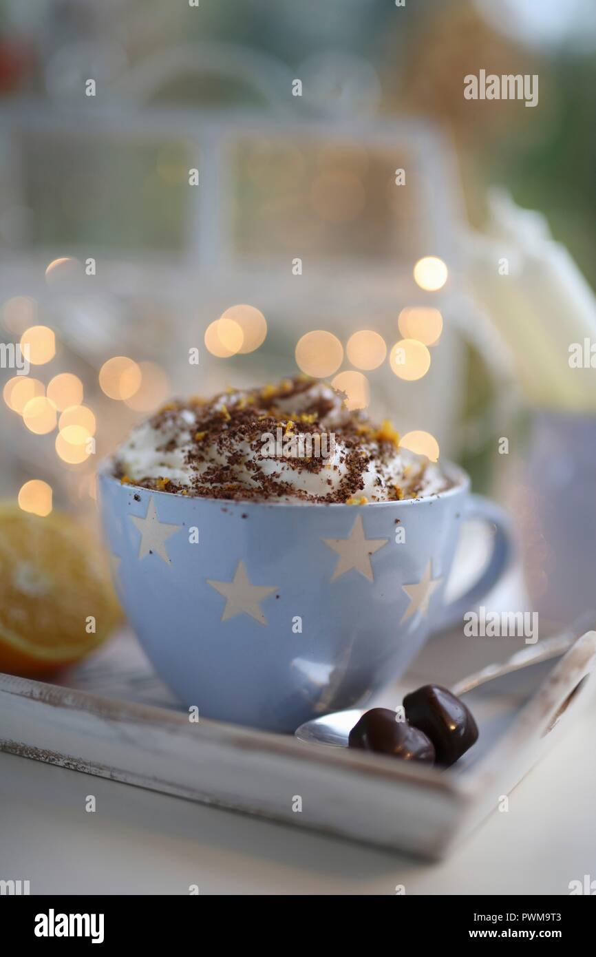 Chocolat chaud avec de la crème fouettée et arôme orange Banque D'Images