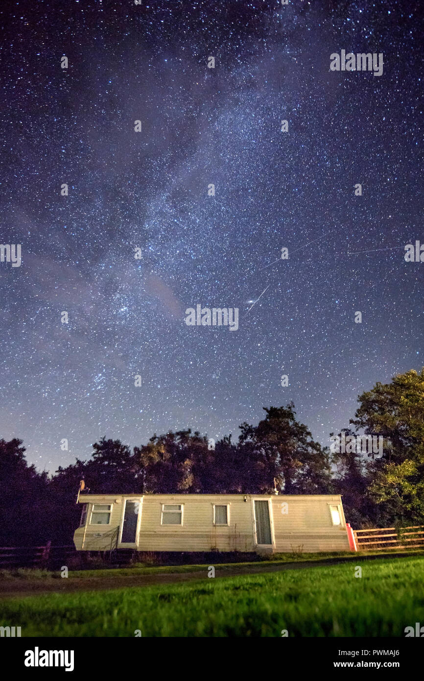 La Voie lactée est vu au-dessus d'une caravane sur un camping près de Aberystwyth au Pays de Galles, Royaume-Uni Banque D'Images