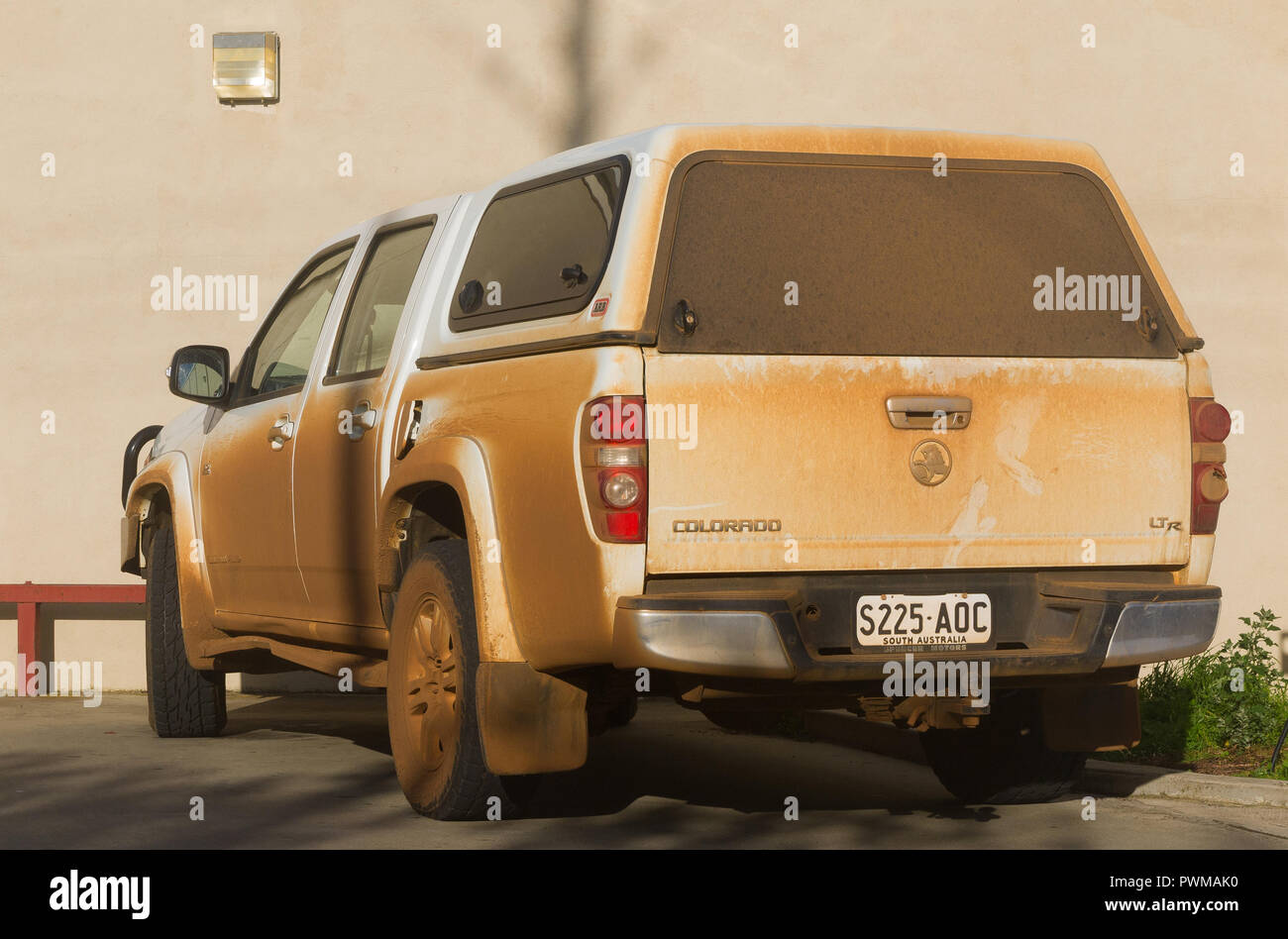 Holden Colorado voiture blanc recouvert d'une épaisse couche de poussière sur Kangaroo Island en Australie du Sud, Australie. Banque D'Images