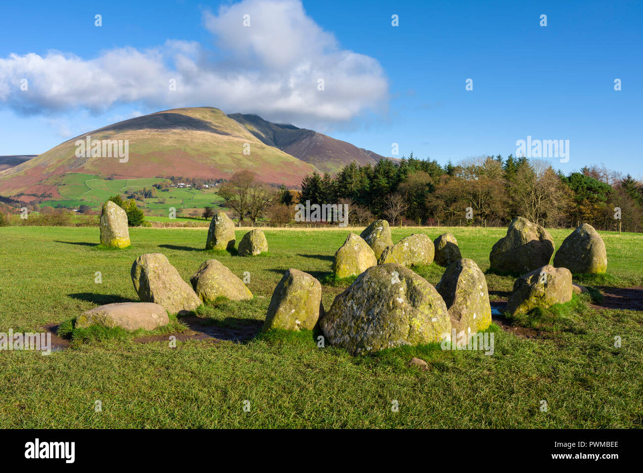 L'ancien cercle de pierres de Castlerigg avec Blencathra est tombé au-delà dans le Parc National de Lake District, Cumbria, Angleterre. Banque D'Images