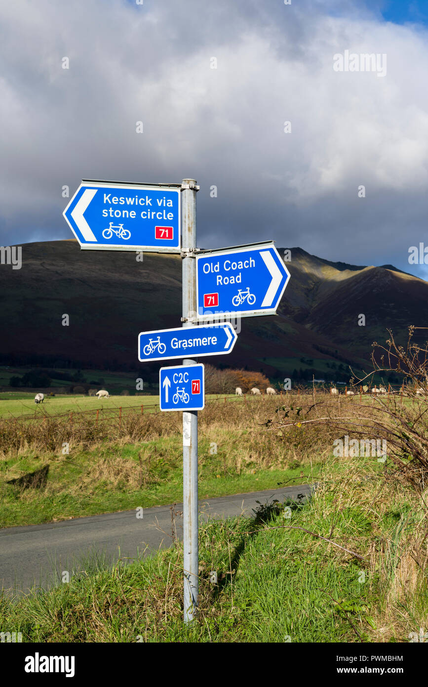 Cycle d'orientation du réseau national dans le Parc National de Lake District avec au-delà de Blencathra, Cumbria, Angleterre. Banque D'Images