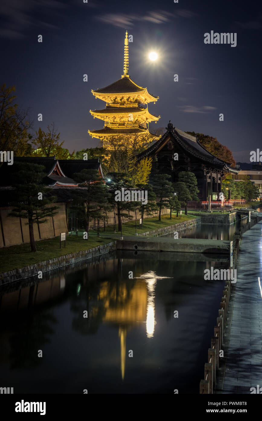 Temple tō-ji à Kyoto en automne lumineux Banque D'Images