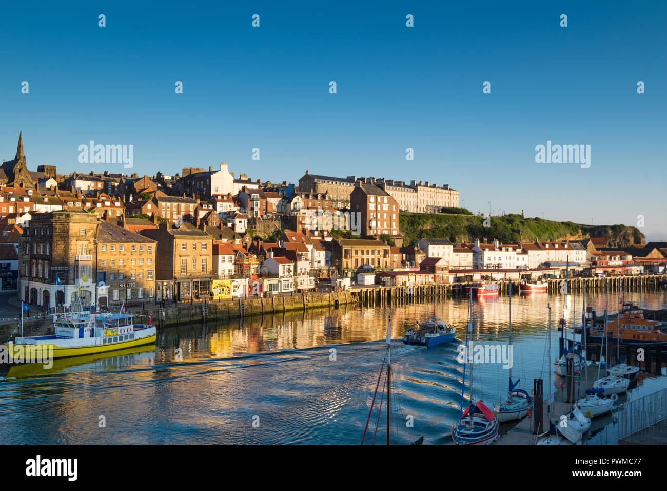Whitby, North Yorkshire, UK partir en bateau de pêche marée morming Banque D'Images
