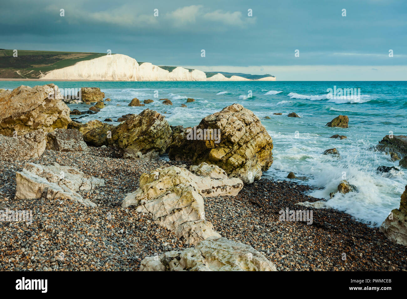 Côte de l'East Sussex, en Angleterre. Sept Sœurs falaises au loin. Banque D'Images