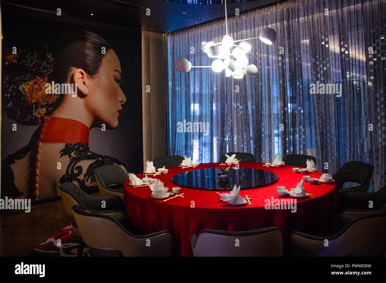 Belle chinoiserie fashion restaurant chinois avec la Chine table setting Banque D'Images