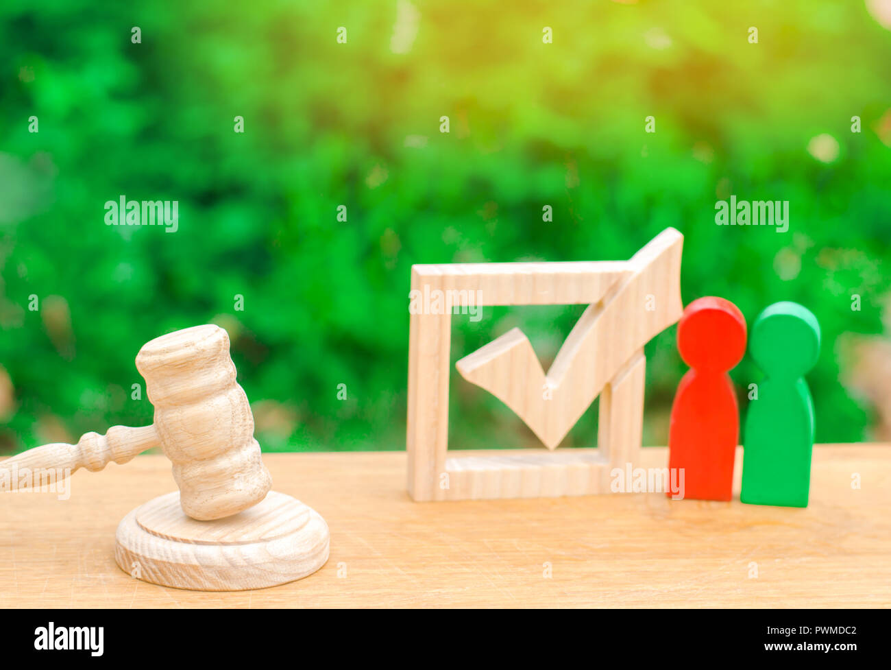 Les deux adversaires sont debout près de la case du juge et d'un marteau. Le processus de l'affaire judiciaire, la solution du litige et l'enlèvement de la s Banque D'Images