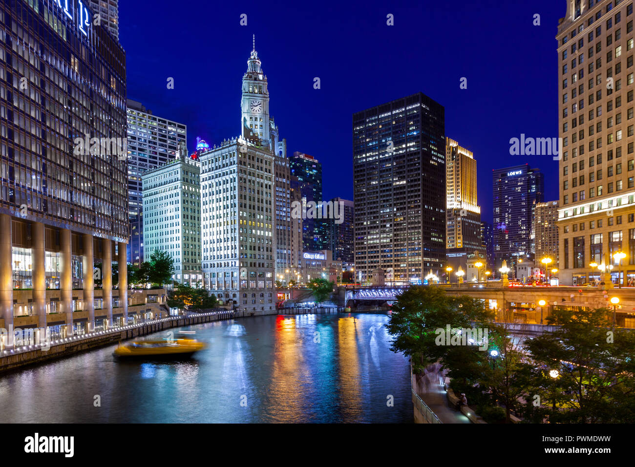 CHICAGO, ILLINOIS - 10 juillet 201 - Chicago River Walk. Urbain avec des gratte-ciel illuminé par des lumières et de l'eau reflet de nuit Banque D'Images