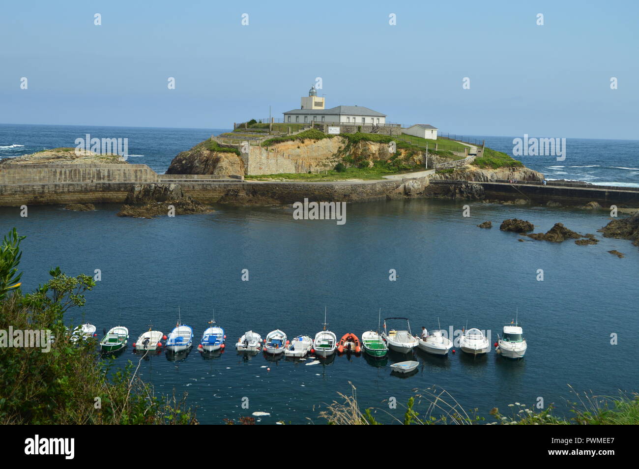 De belles vues sur le port de pêche avec le phare sur l'arrière-plan en Tapia de Casariego. La nature, voyage, loisirs. 2 août, 2018.Tapia de C Banque D'Images
