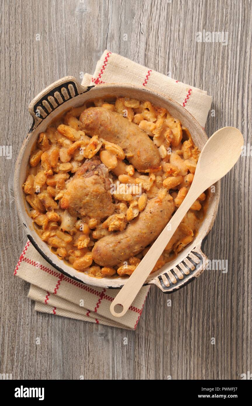 Cassoulet (ragoût de haricots avec de la viande et saucisses, France) Banque D'Images