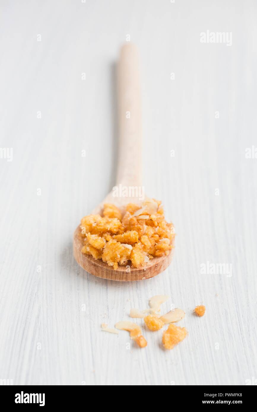 Morceaux de pommes séchées avec de la cannelle, le sucre et les noisettes sur une cuillère en bois Banque D'Images