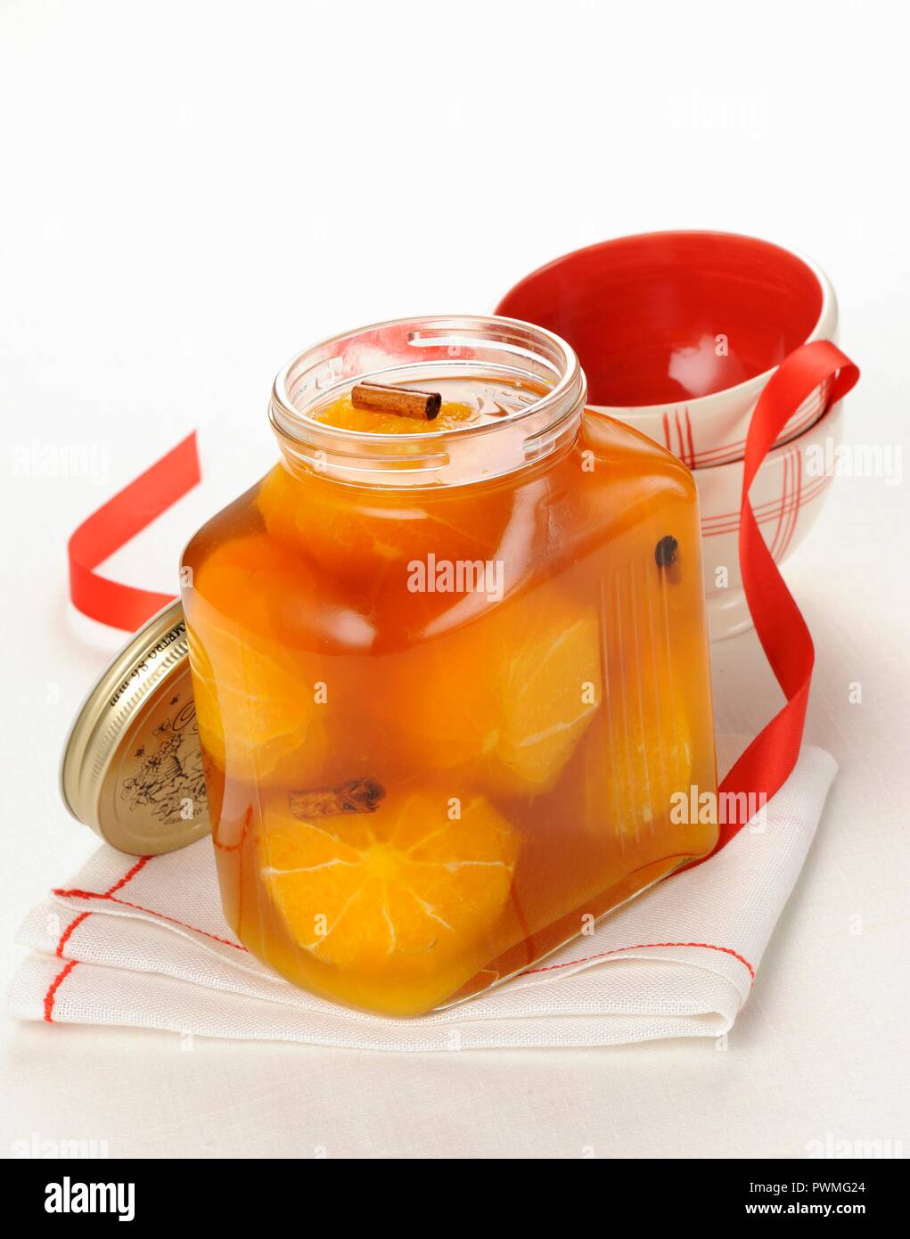 Brandy les oranges avec les épices dans un pot Banque D'Images