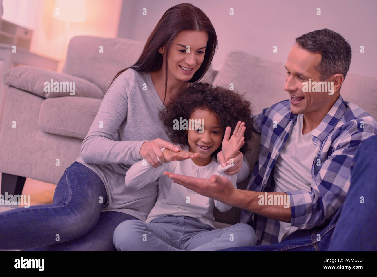 Famille heureuse joie de jouer ensemble à un jeu Banque D'Images