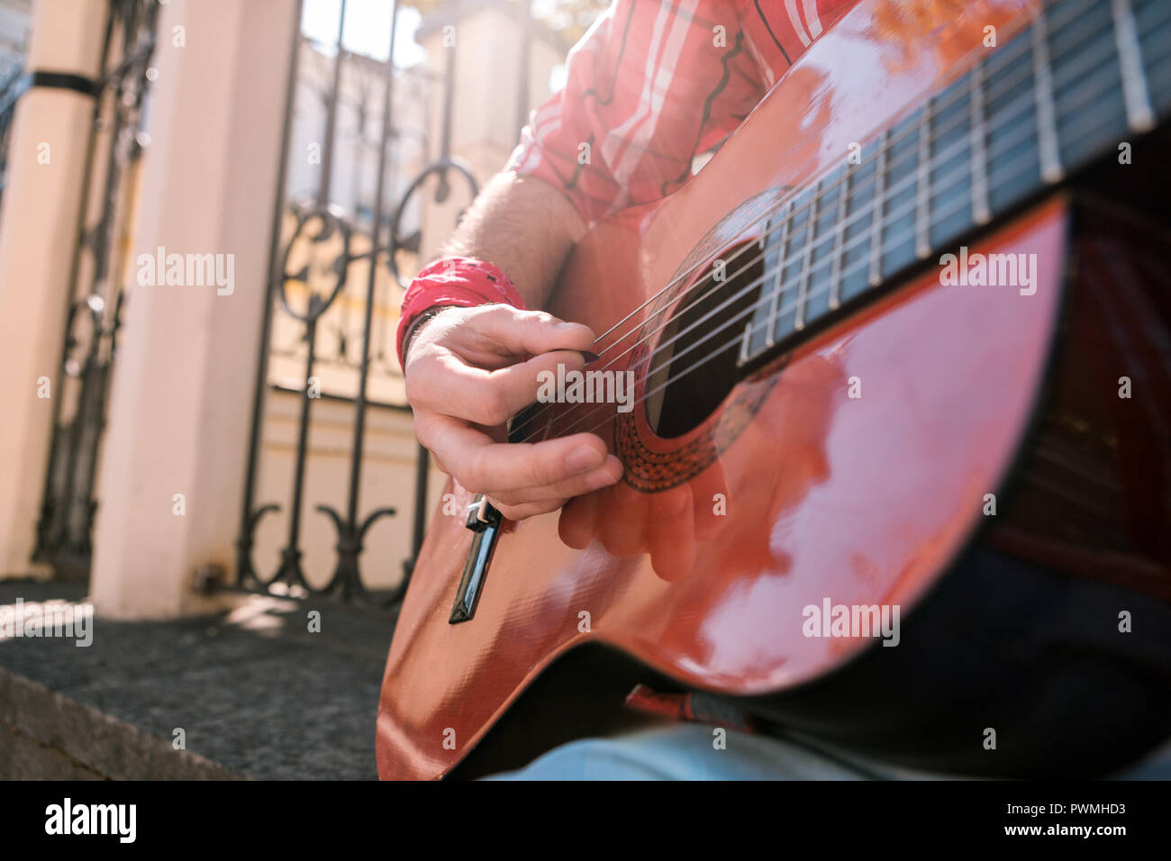Guitariste énergique homme adorant la musique à écouter Banque D'Images