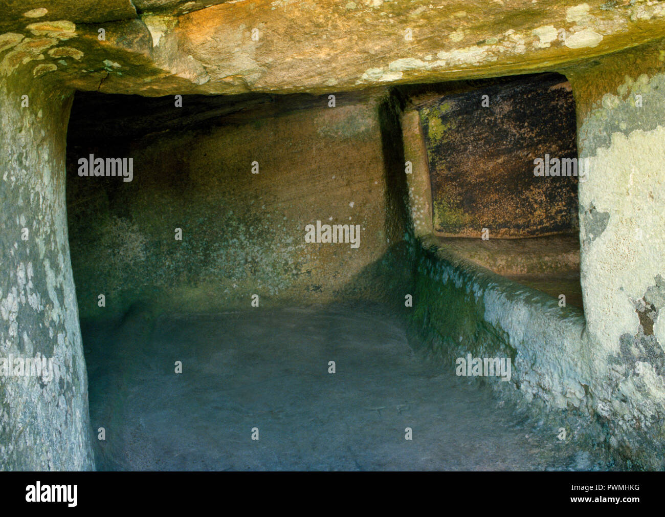 Vue intérieure se du Dwarfie Stane rock-cut tombe, Hoy, Orkney, UK : une chambre funéraire néolithique creusée d'un bloc naturel de vieux grès rouge. Banque D'Images