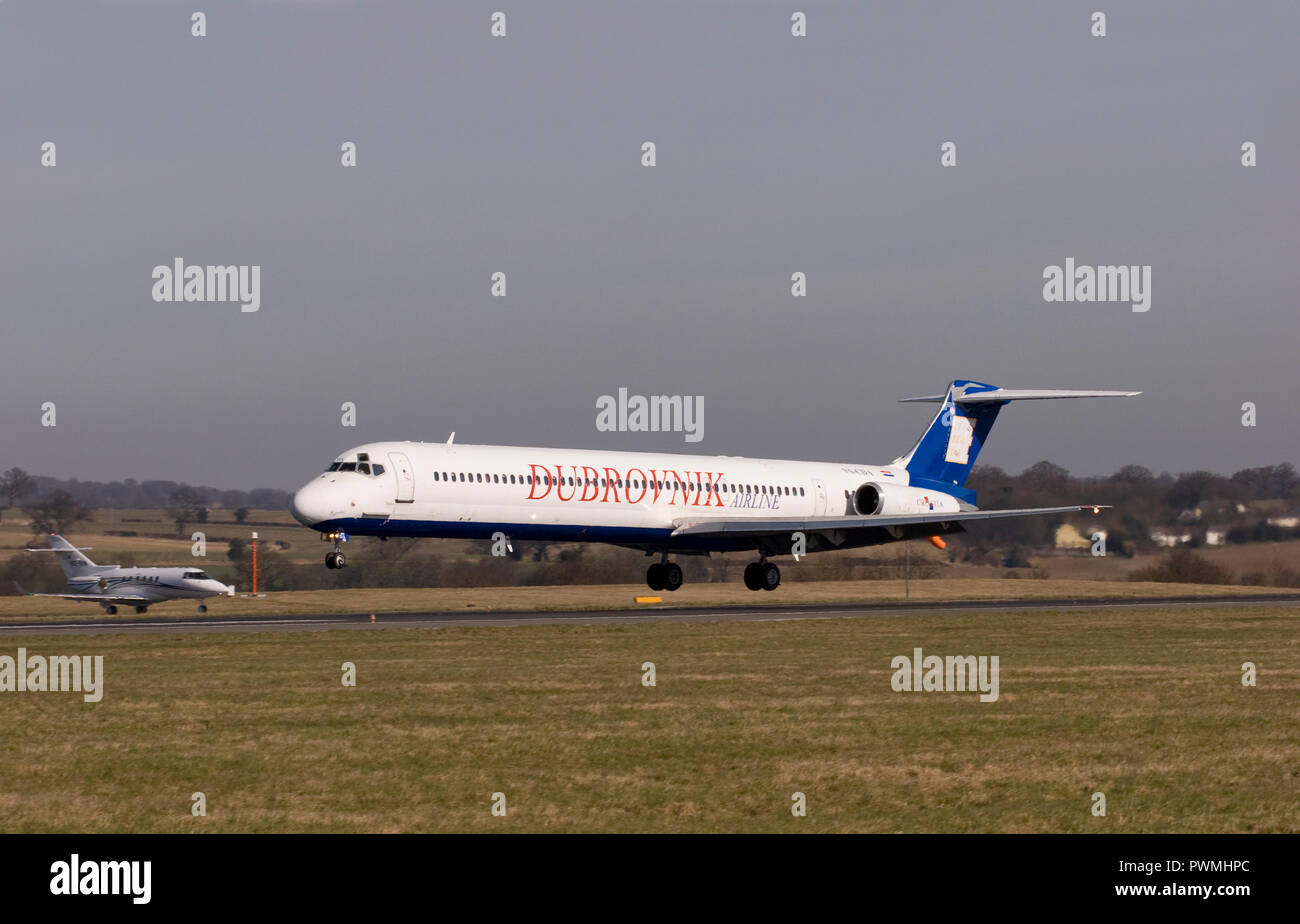 Dubrovnik Airlines McDonnell Douglas MD-83 à l'atterrissage à l'aéroport de Londres Luton. Banque D'Images