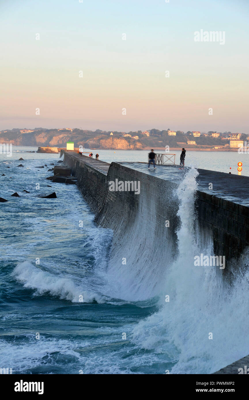 La France, Pays Basque, Pyrénées Atlantiques, ville de Ciboure, tempête sur  la digue de Socoa à l'entrée de la baie de Saint-Jean de Luz Photo Stock -  Alamy