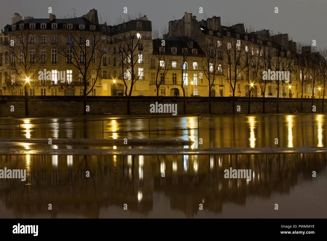 France, Paris, 4e arrondissement, l'île Saint-Louis au cours de la baisse dans le niveau d'eau de la Seine, nuit, février 2018. Banque D'Images