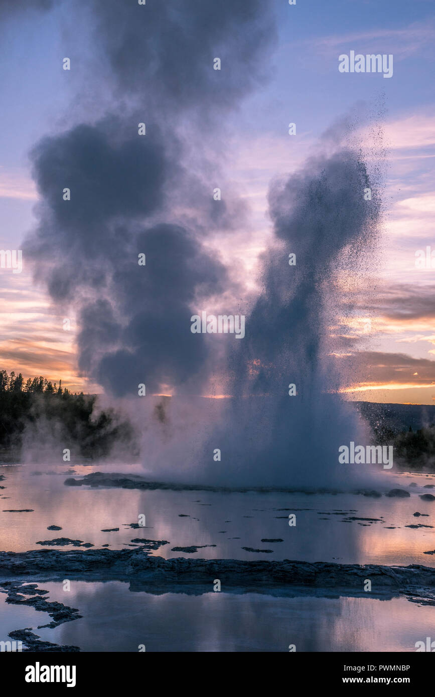 USA, Wyoming, Yellowstone National Park, Geyser Basin, Firehole Lake Drive, Great Fountain Geyser Banque D'Images
