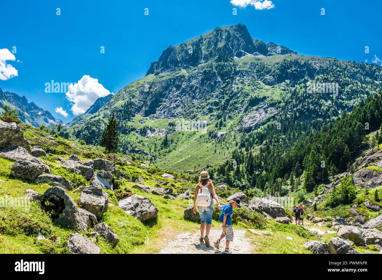 France, Parc National des Pyrénées, région de l'Occitanie, Val d'Azun, garçon de 6 ans et sa mère sur une piste de la vallée du Gave d'Arrens (nom faisant référence aux rivières torrentielles, dans la partie ouest des Pyrénées) Banque D'Images