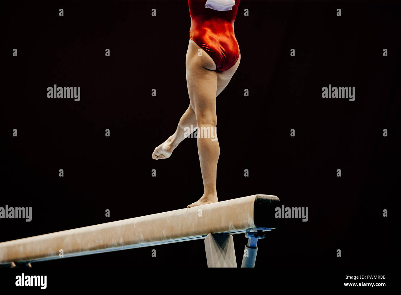 Les jambes de gymnaste sur poutre au championnat de gymnastique Banque D'Images