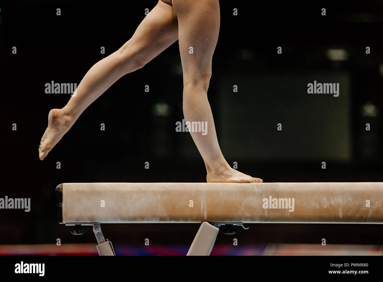 Les jambes de gymnaste sur poutre de gymnastique de la concurrence Banque D'Images