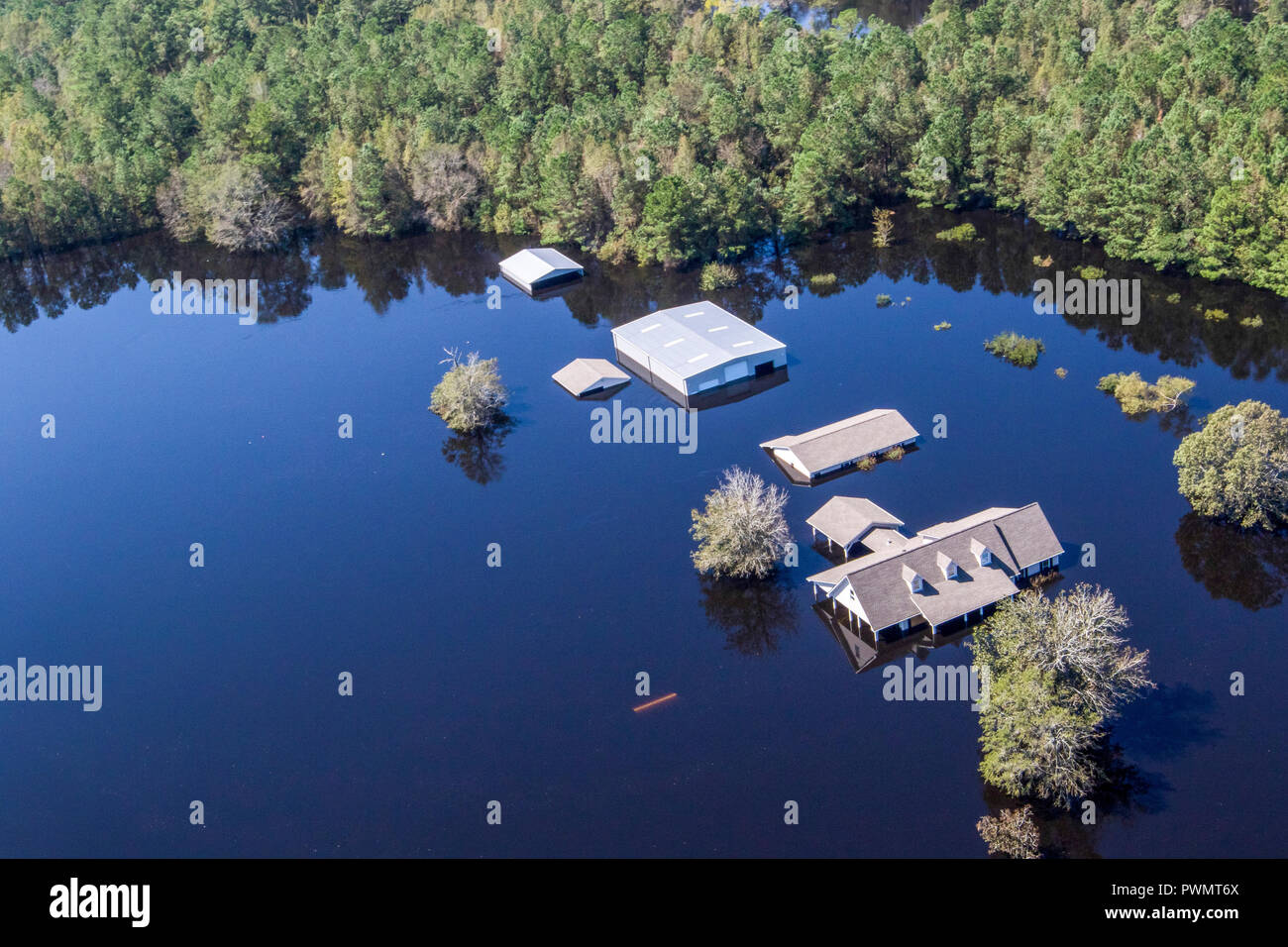 Les eaux de crue d'engloutir une ferme et des bâtiments le long de la rivière Cape Fear dans les suites de l'ouragan Florence qui a inondé une grande partie de la côte est, le 19 septembre 2018 dans Bladen Comté (Caroline du Nord). Banque D'Images