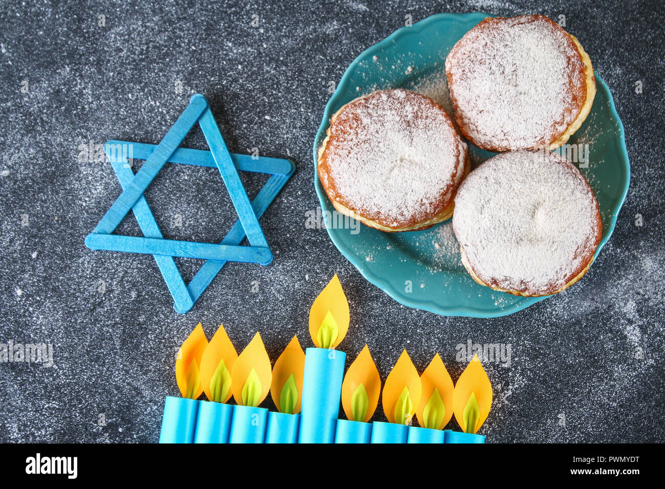 Fête juive Hanoucca et ses attributs, la menorah, des beignes, des étoiles de David. Hanukkah menorah. Maison de Hanoukka. Hanukka juive Banque D'Images