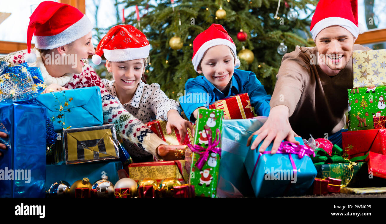 Mère, père et fils sur X-mas lors de remise de présente Banque D'Images