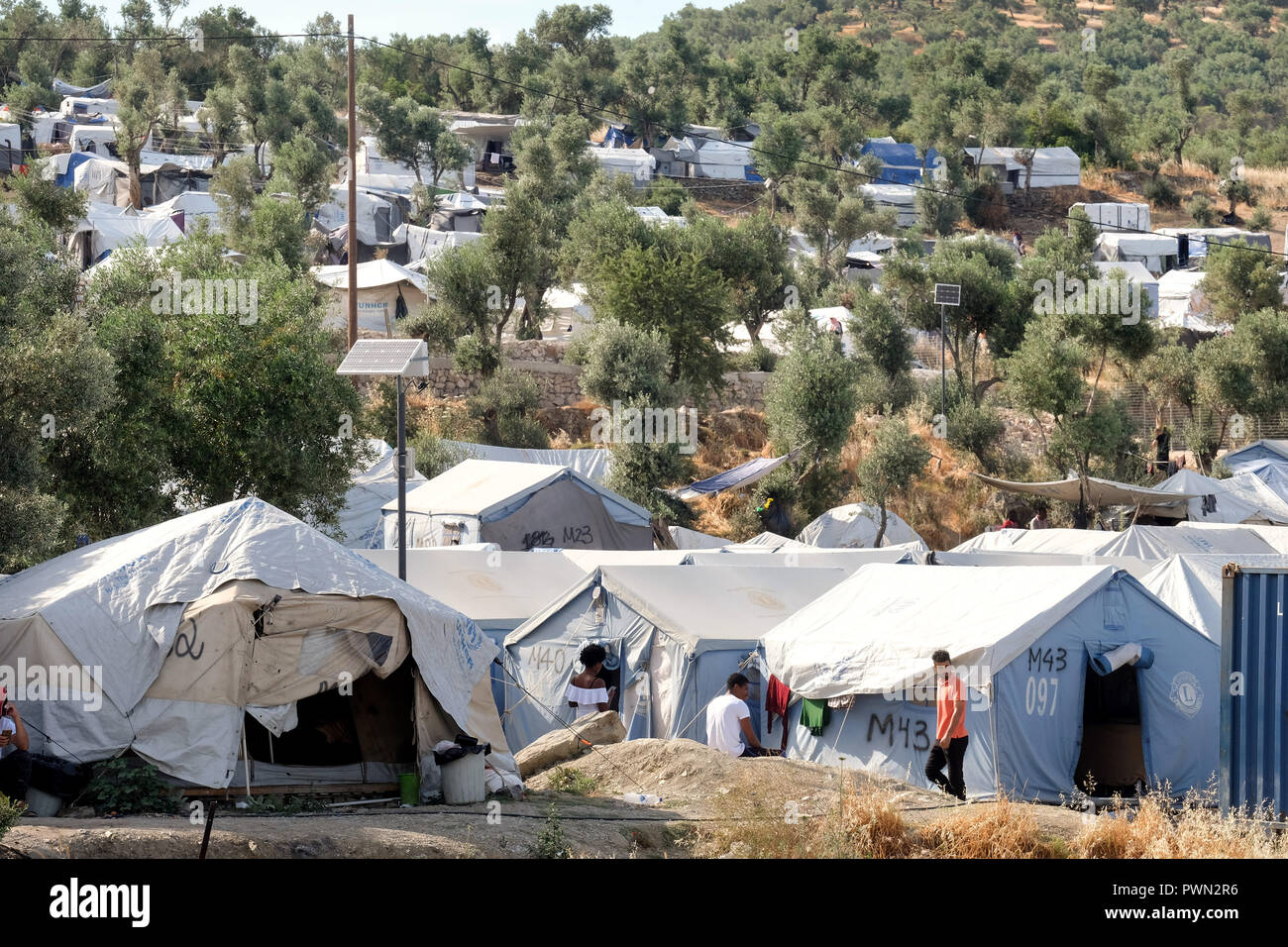 Camp de tentes à côté de la moria-camp camp de réfugiés qui sont venus par bateau à partir de la Turquie voisine. Île de Lesbos, en Grèce, en mai 2018 Banque D'Images