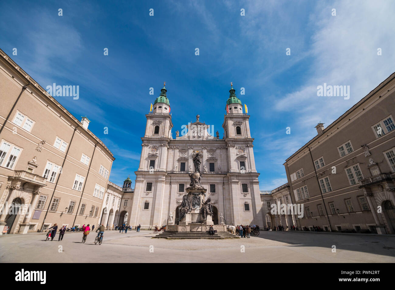 Salzbourg, Autriche - Avril 6, 2018 : 17e siècle baroque cathédrale de Salzbourg (Salzburger Dom) et colonne mariale Marie Immaculée (colonne) sur Domplatz Banque D'Images