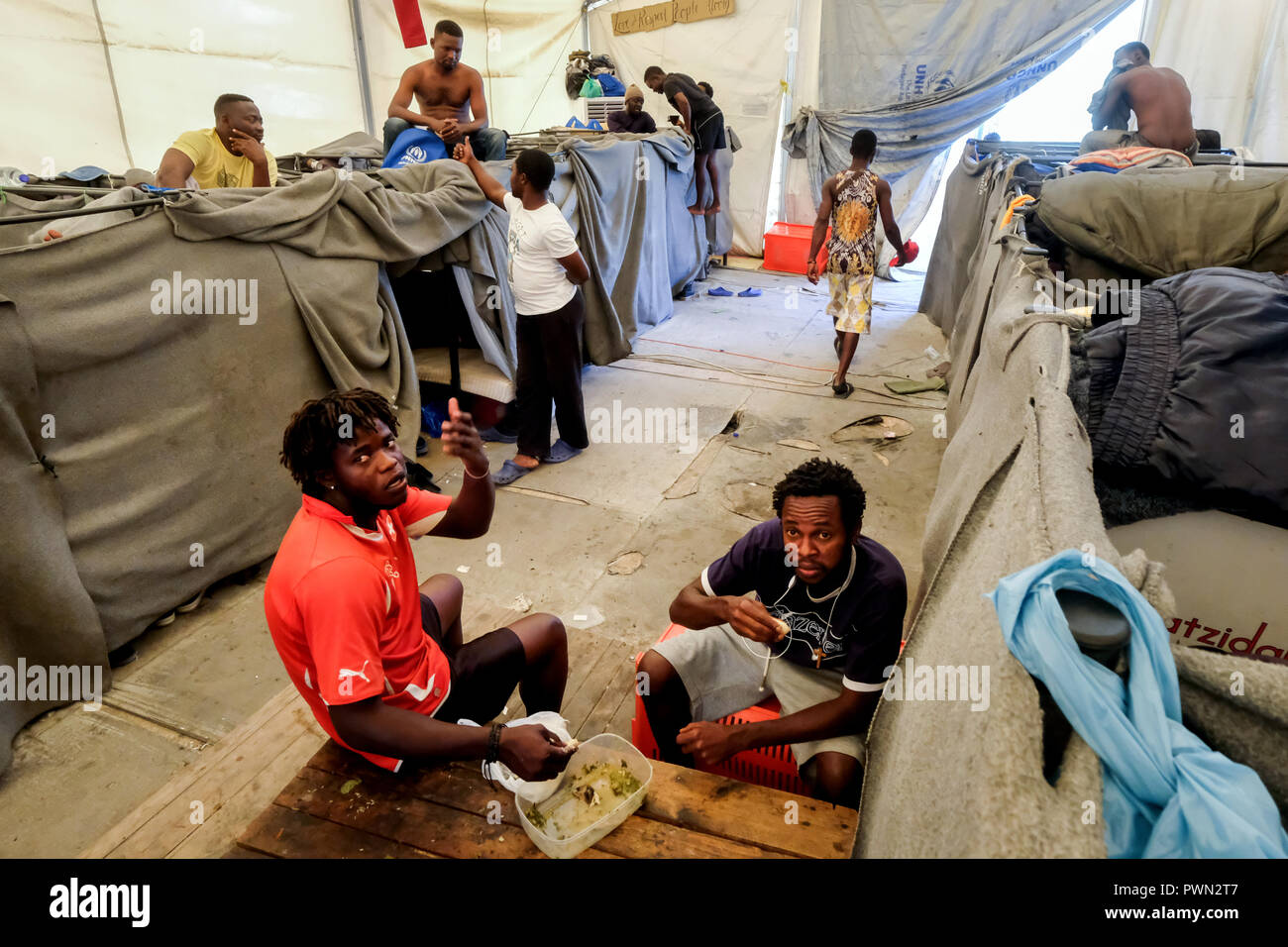 Les réfugiés de l'Afrique dans un côté de la moria-camp pour les réfugiés qui sont venus par bateau à partir de la Turquie voisine. Île de Lesbos, en Grèce, en mai 2018 Banque D'Images