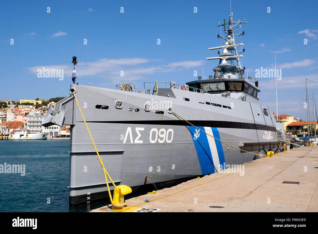 Navire de la garde côtière grecque dans le port de la capitale de l'île, l'île de Lesbos Mytilène, Grèce, mai 2018 - Schiff der griechischen Küstenwache im Hafen der Insel Lesbos Mytilène, Inselhauptstadt, Griechenland, Mai 2018 Banque D'Images