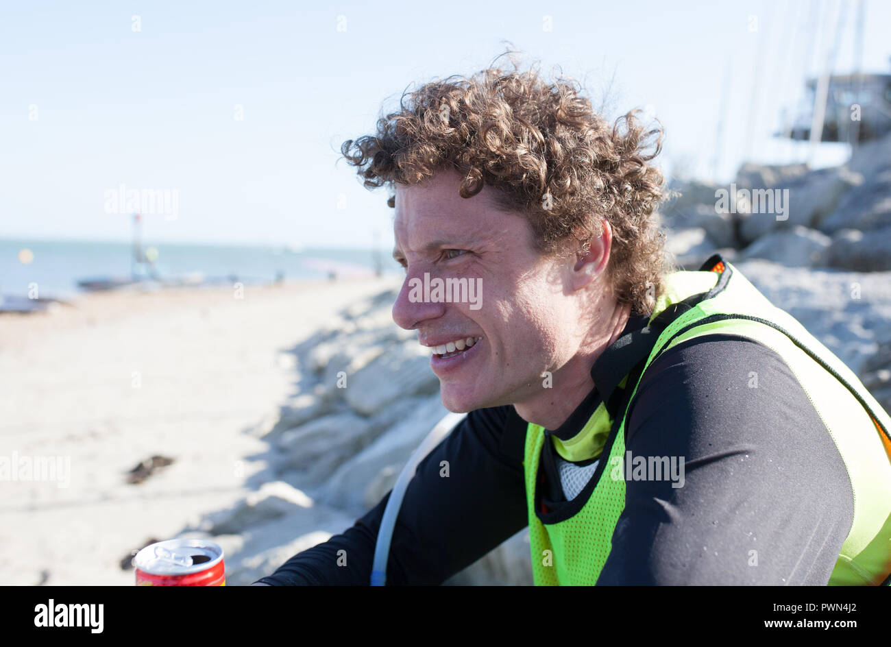 L'homme épuisé après avoir pris part à une course de paddle board Banque D'Images