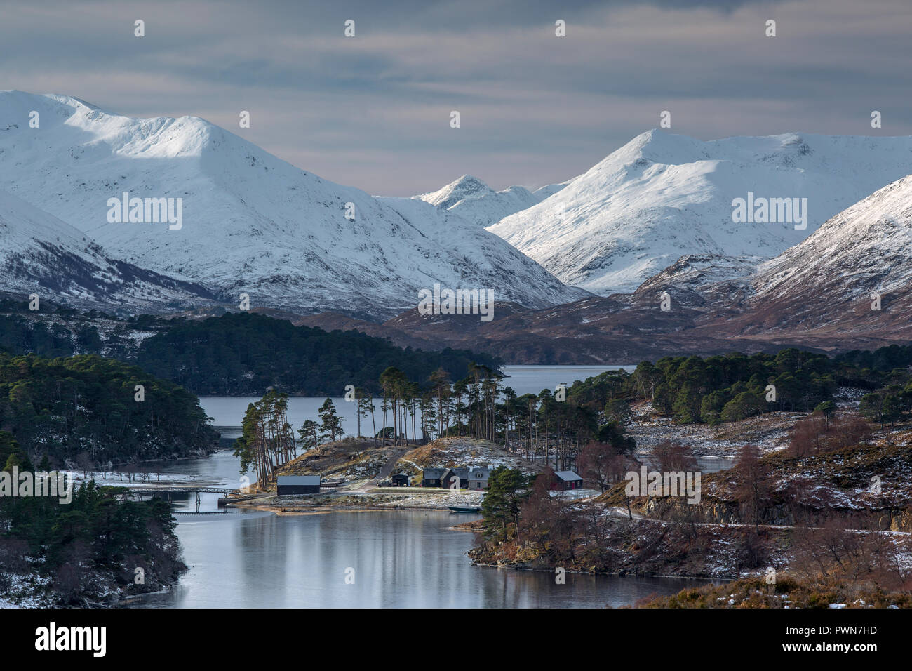 Loch Affric en hiver, Glen Affric, Ecosse, Royaume-Uni Banque D'Images
