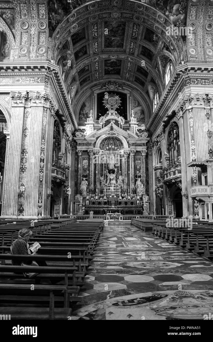 Naples, Italie - 25 Février 2016 : Le vieil homme de prier dans l'église dans la ville de Naples, Italie. Banque D'Images
