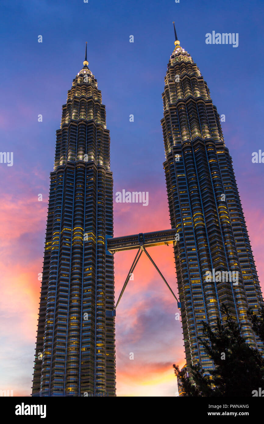 Les Tours Petronas au coucher du soleil à Kuala Lumpur, Malaisie Banque D'Images