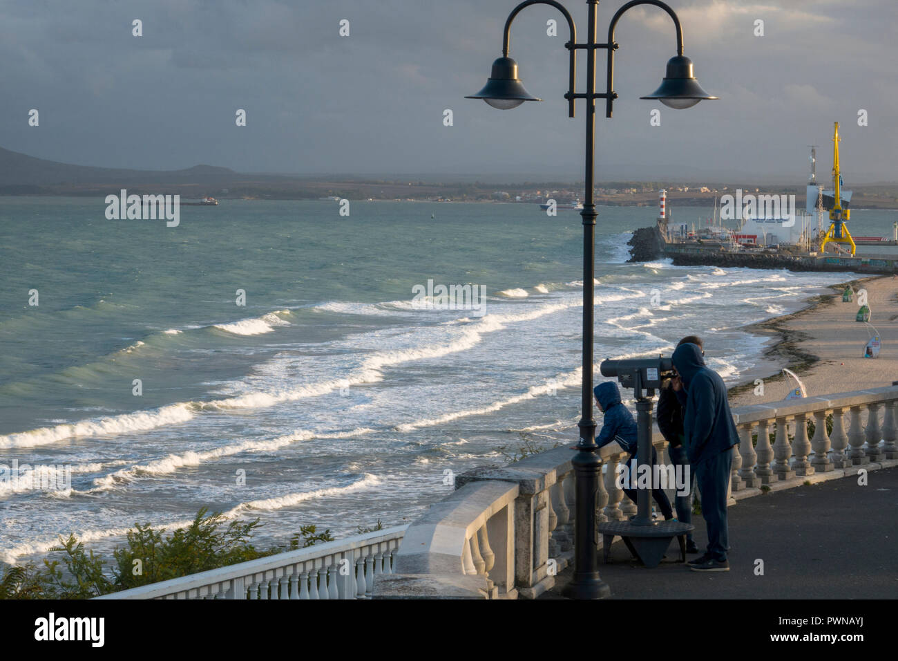 Les gens à vue dans le jardin de la mer de Burgas, Burgas, Bulgarie Banque D'Images