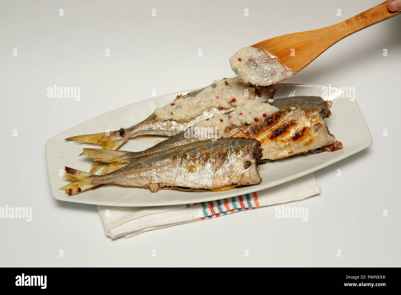 Maquereau grillé avec sauce aux amandes Banque D'Images