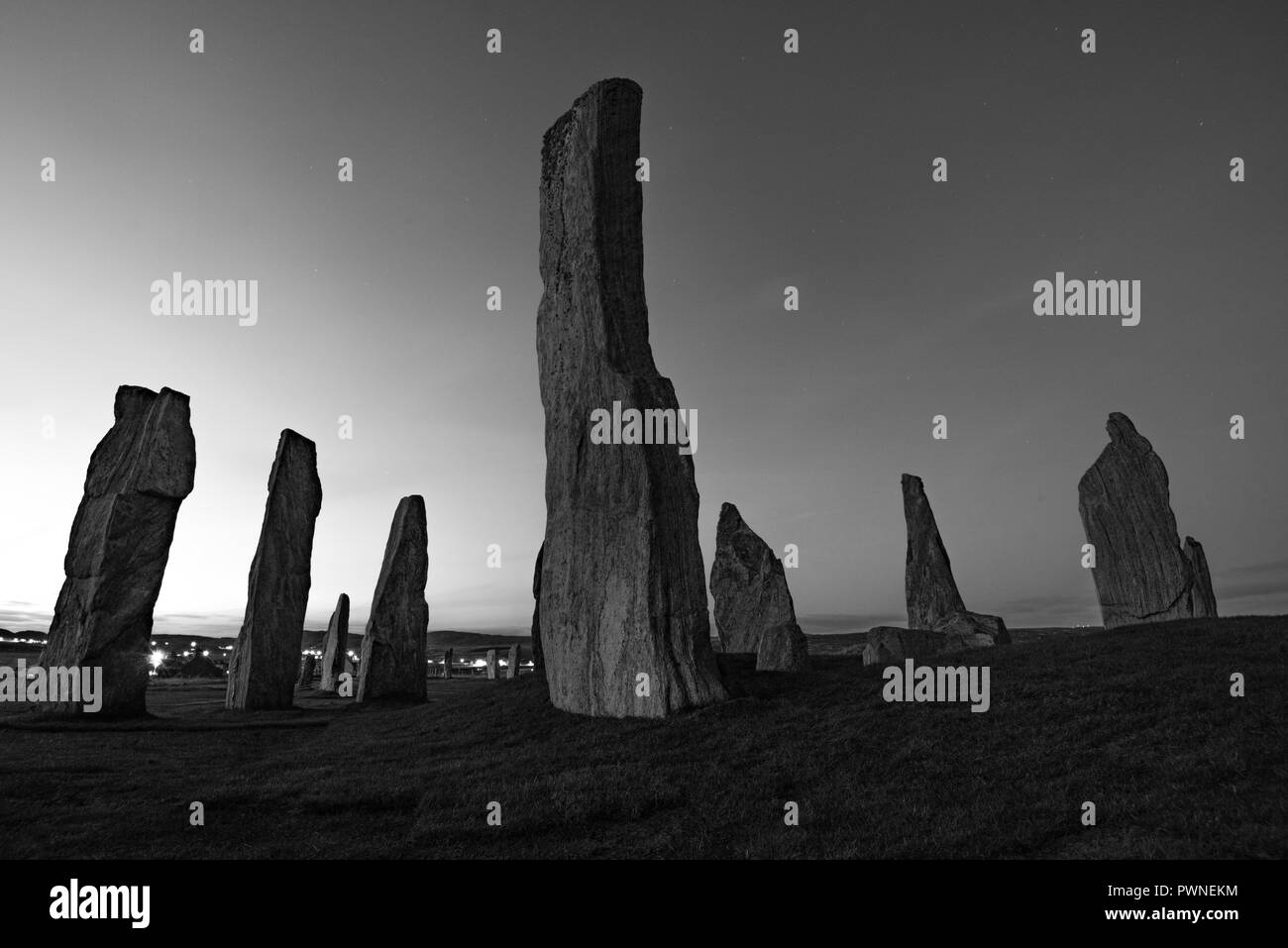 Cercle de pierre noire et blanche de Callanish à l'heure bleue, île de Lewis, îles occidentales, Hébrides extérieures, Écosse, Royaume-Uni Banque D'Images