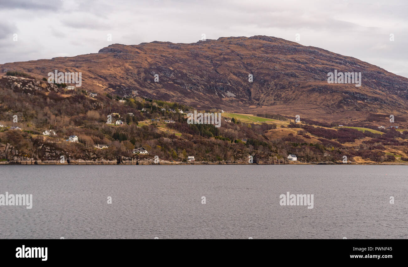 Waterfront d'Ullapool viewn Caledonian MacBrayne depuis un ferry, Ullapool, Ecosse, Royaume-Uni Banque D'Images