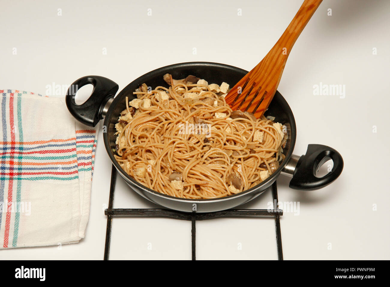 Spaghetti intégral avec tofu et champignons Banque D'Images