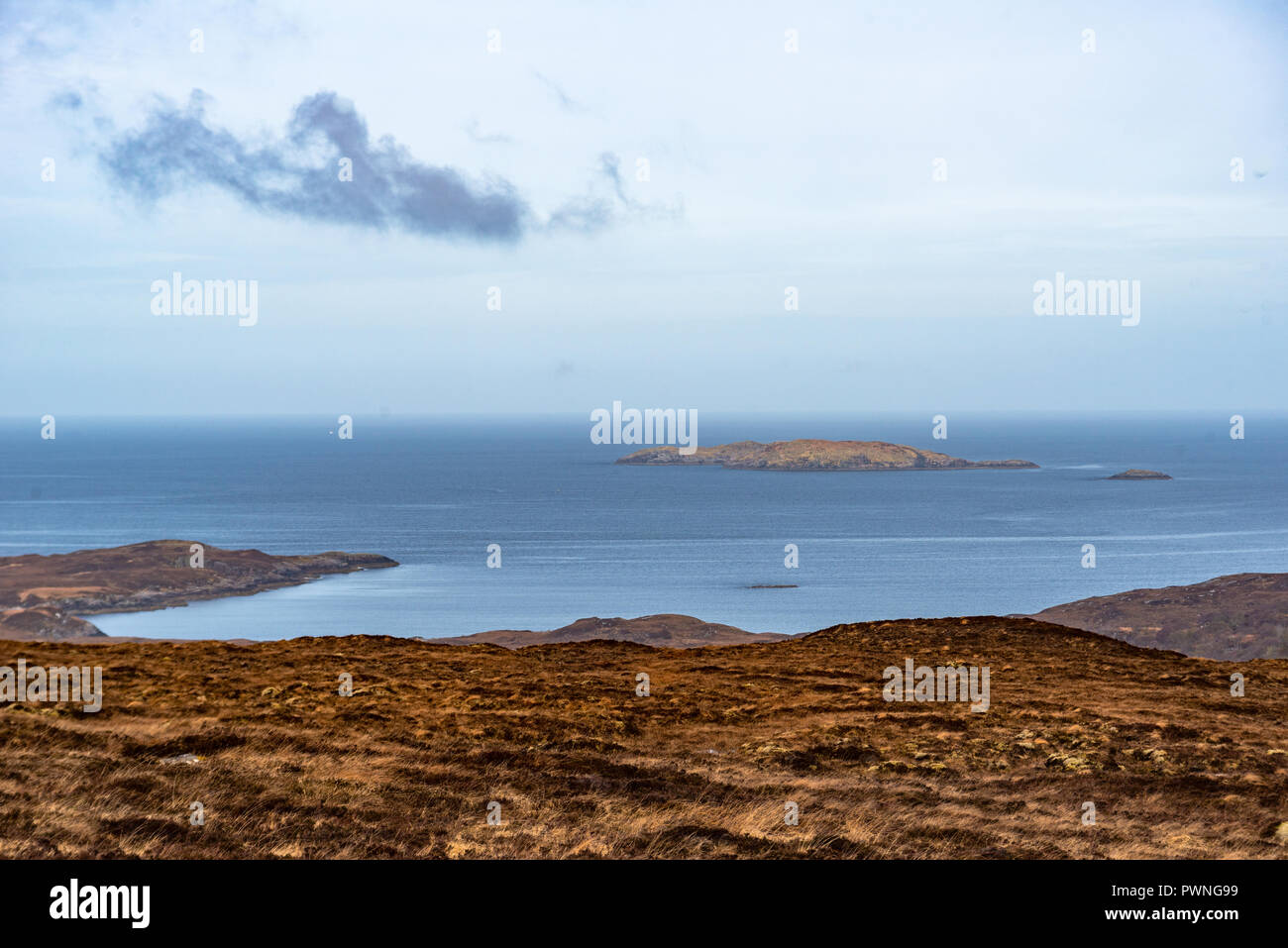 Vue sur les îles dans le Loch, Ardbhair Drumbeg, Assynt, Ross-shire, Scotland, UK Banque D'Images