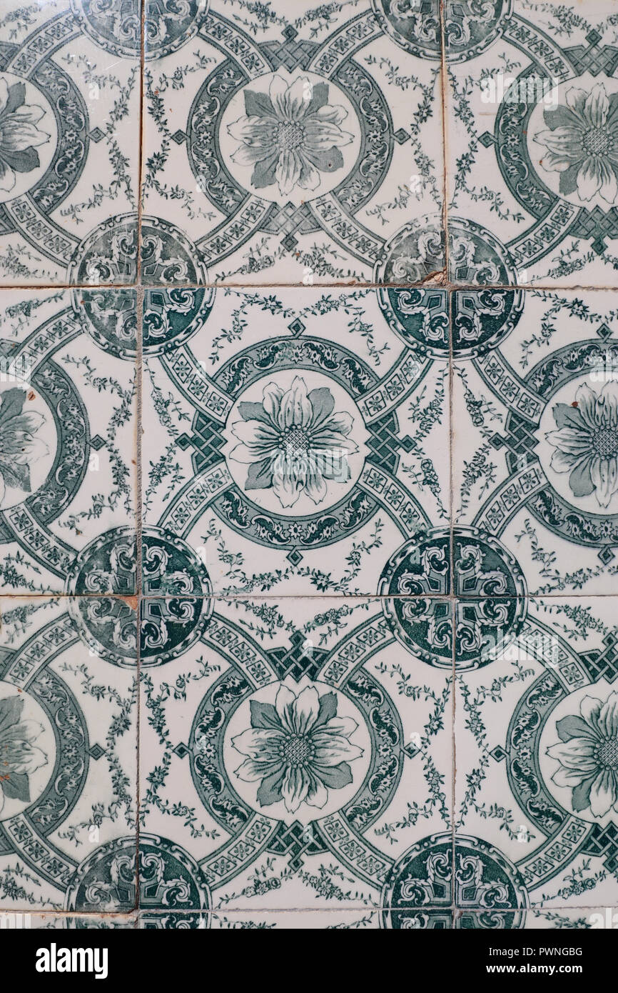 Une sélection de tuiles azulejo peint délicatement, découverte dans une chambre dans le centre de Figueira da Foz, Portugal Banque D'Images