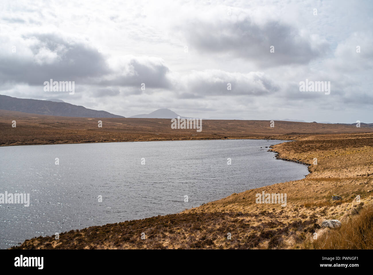 Un Loch près de Kinlochbrevie, Sutherland, Scotland, UK Banque D'Images