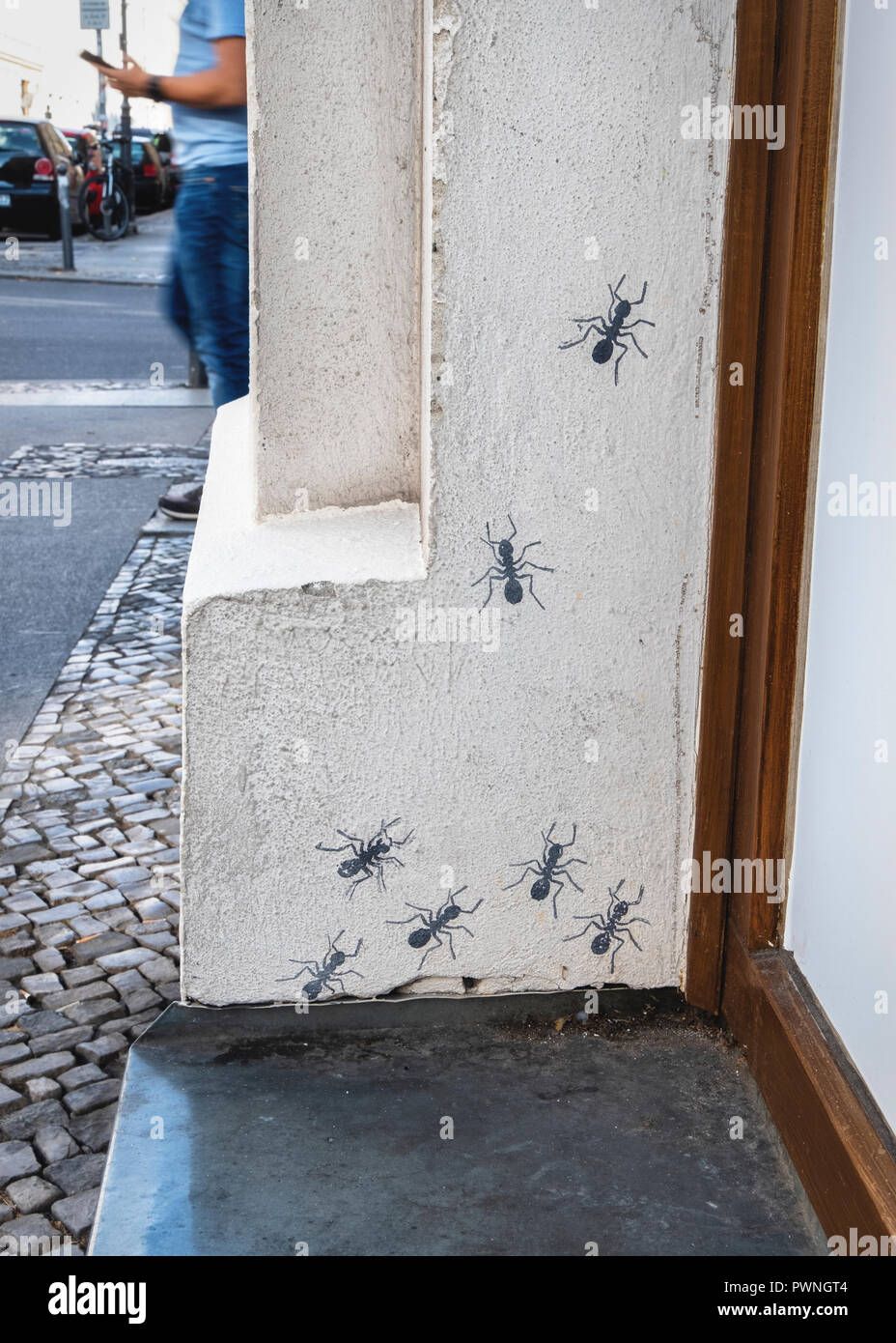 Street art à Berlin, la faune urbaine, peint les fourmis ramper vers le haut mur du bâtiment Banque D'Images