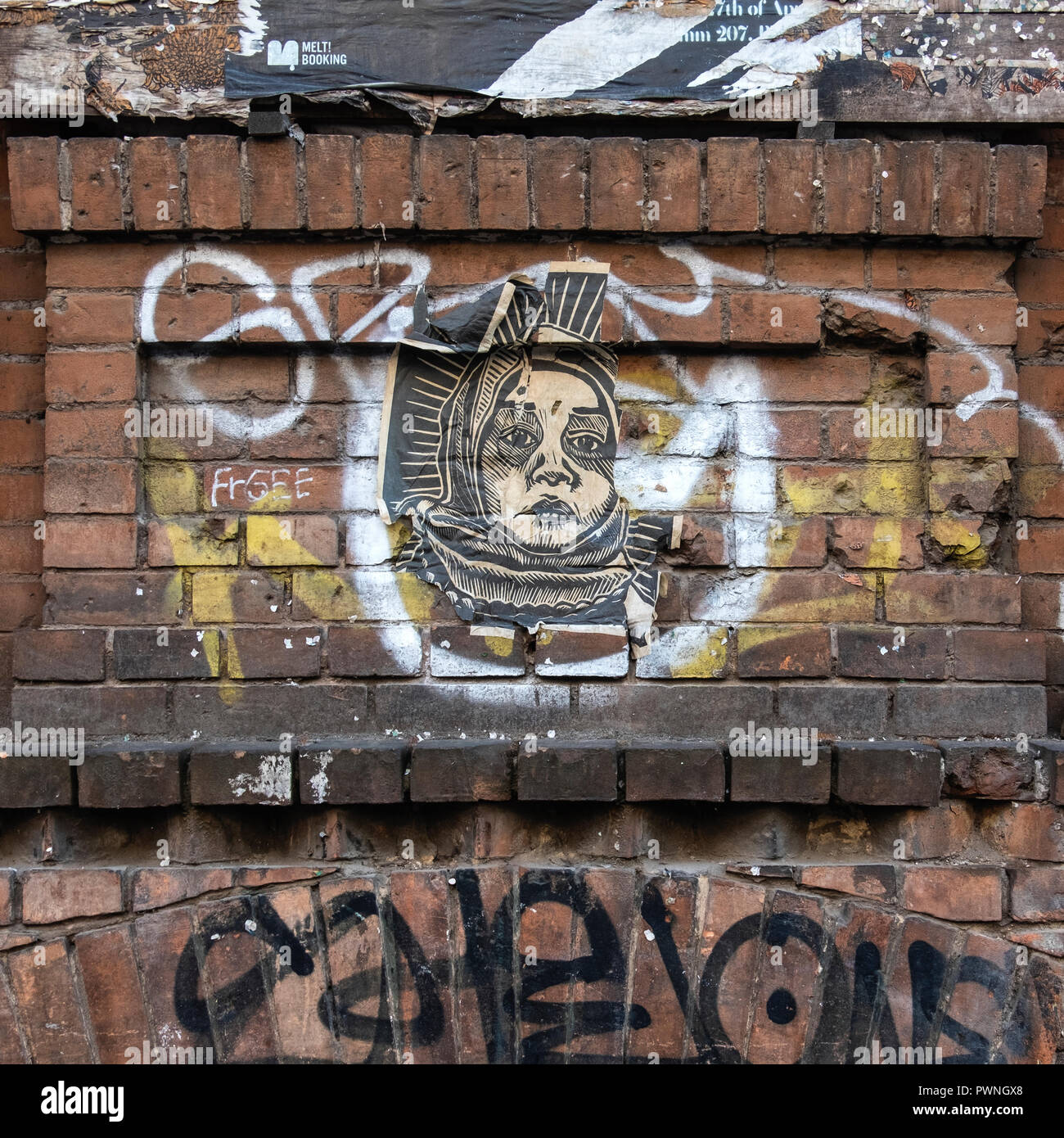 Ancienne affiche de réfugiés sur érodés, couverts de graffitis vieux mur à Mitte, Berlin Banque D'Images