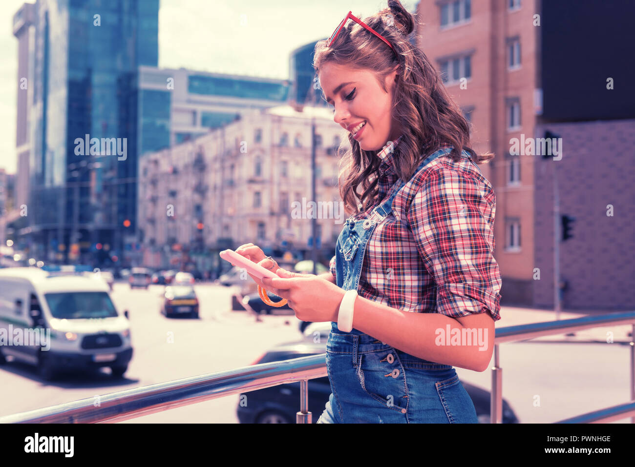 Transmission moderne girl wearing white smart watch lire son livre électronique Banque D'Images