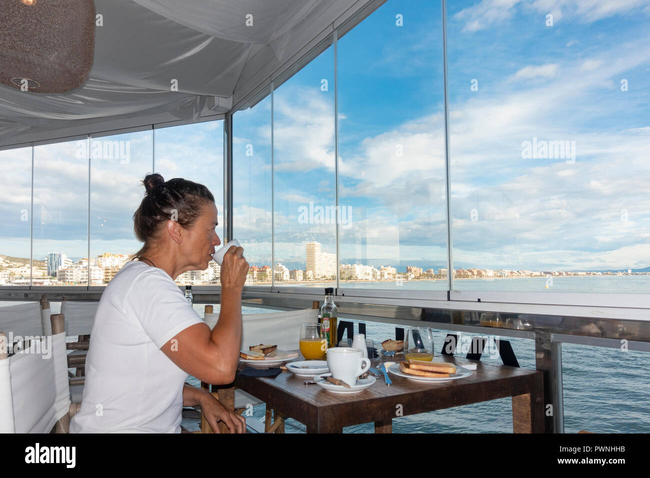 Femme petit déjeuner à l'hôtel avec vue sur mer à Peniscola, région de Valence, Espagne, Europe, Banque D'Images