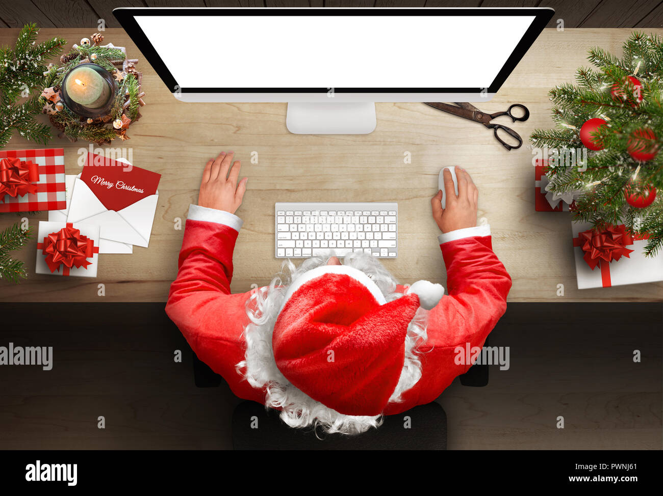 Le Père Noël répond à des lettres et cartes de vœux par courriel. L'écran d'affichage pour 